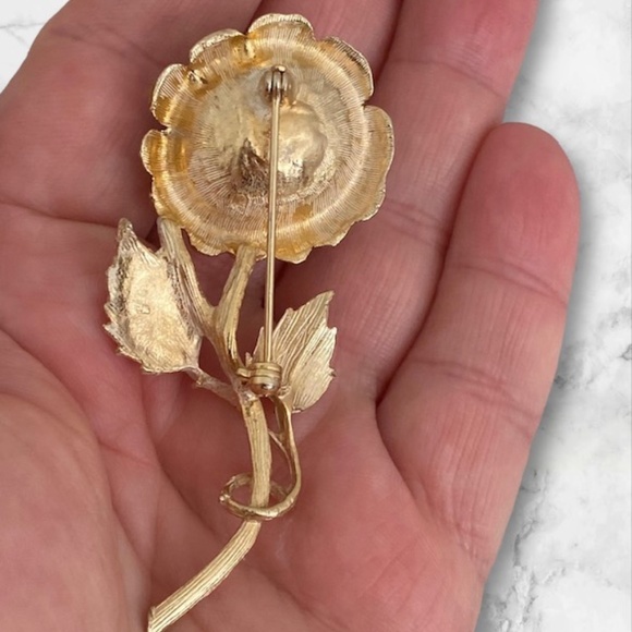 Unsigned Coro Vintage Gold Tone Flower Brooch Pin with Porcelain Roses - Picture 4 of 6